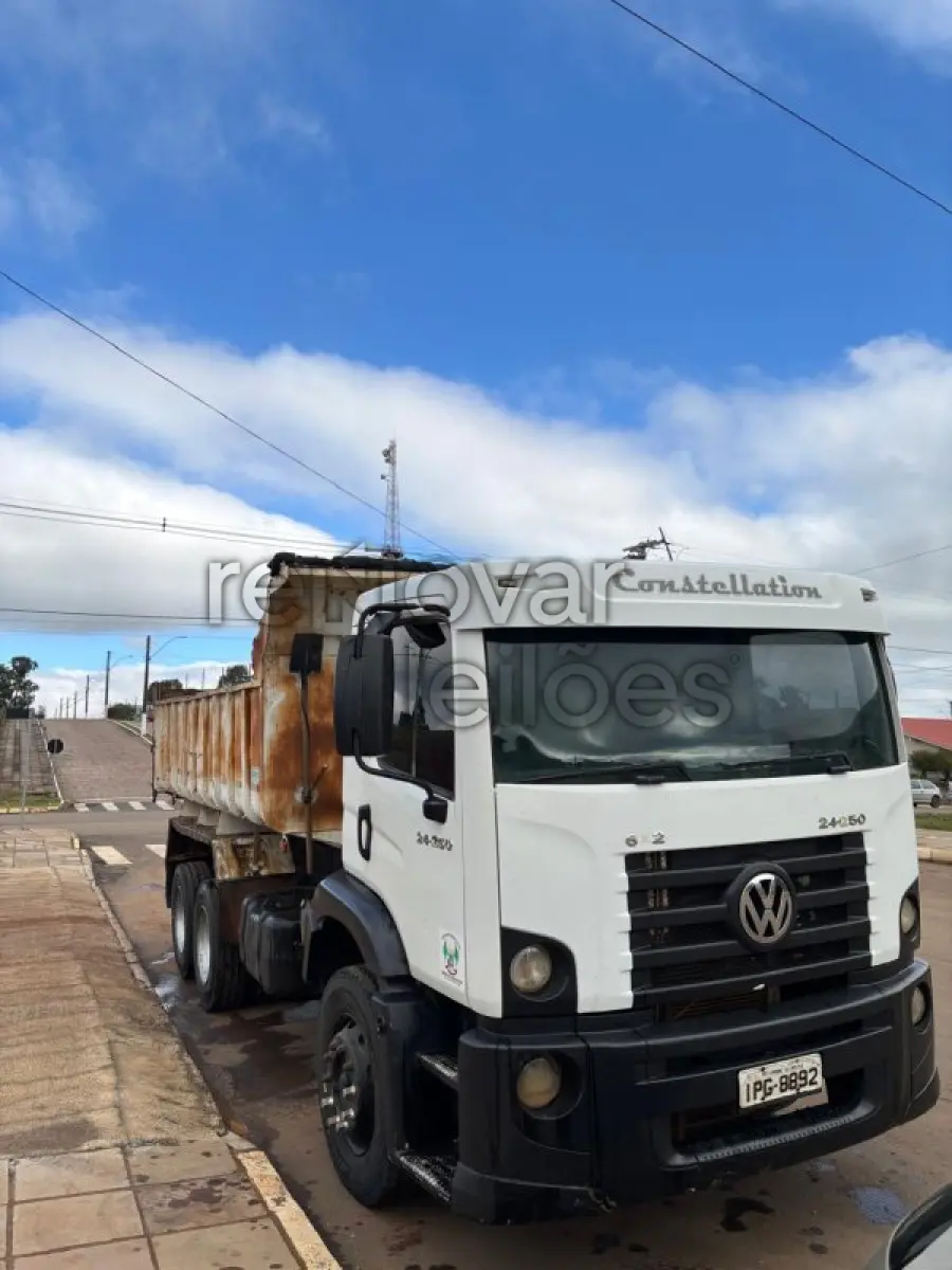 LOTE 015 - CAMINHÃO VW 24-250 CNC 6X2, ANO/MODELO 2008/2009 , PLACA I**-***2, BASCULANTE, 3 EIXOS