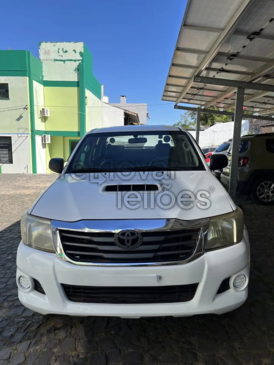 LOTE 004 - TOYOTA/HILUX - ANO 2015/2015 - COMPLETO - UNICRED PROSPERAR - DEPOSITADO EM SANTANA DO LIVRAMENTO/RS