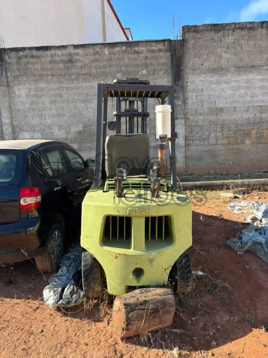 LOTE 077 - EMPILHADEIRA/CLARK - SICREDI GERAÇÕES - DEPOSITADO EM LAVRAS/MG
