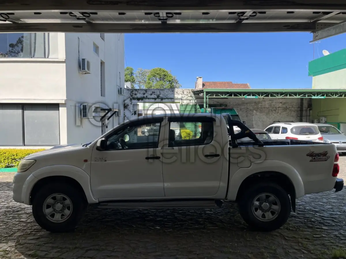 LOTE 004 - TOYOTA/HILUX - ANO 2015/2015 - COMPLETO - UNICRED PROSPERAR - DEPOSITADO EM SANTANA DO LIVRAMENTO/RS
