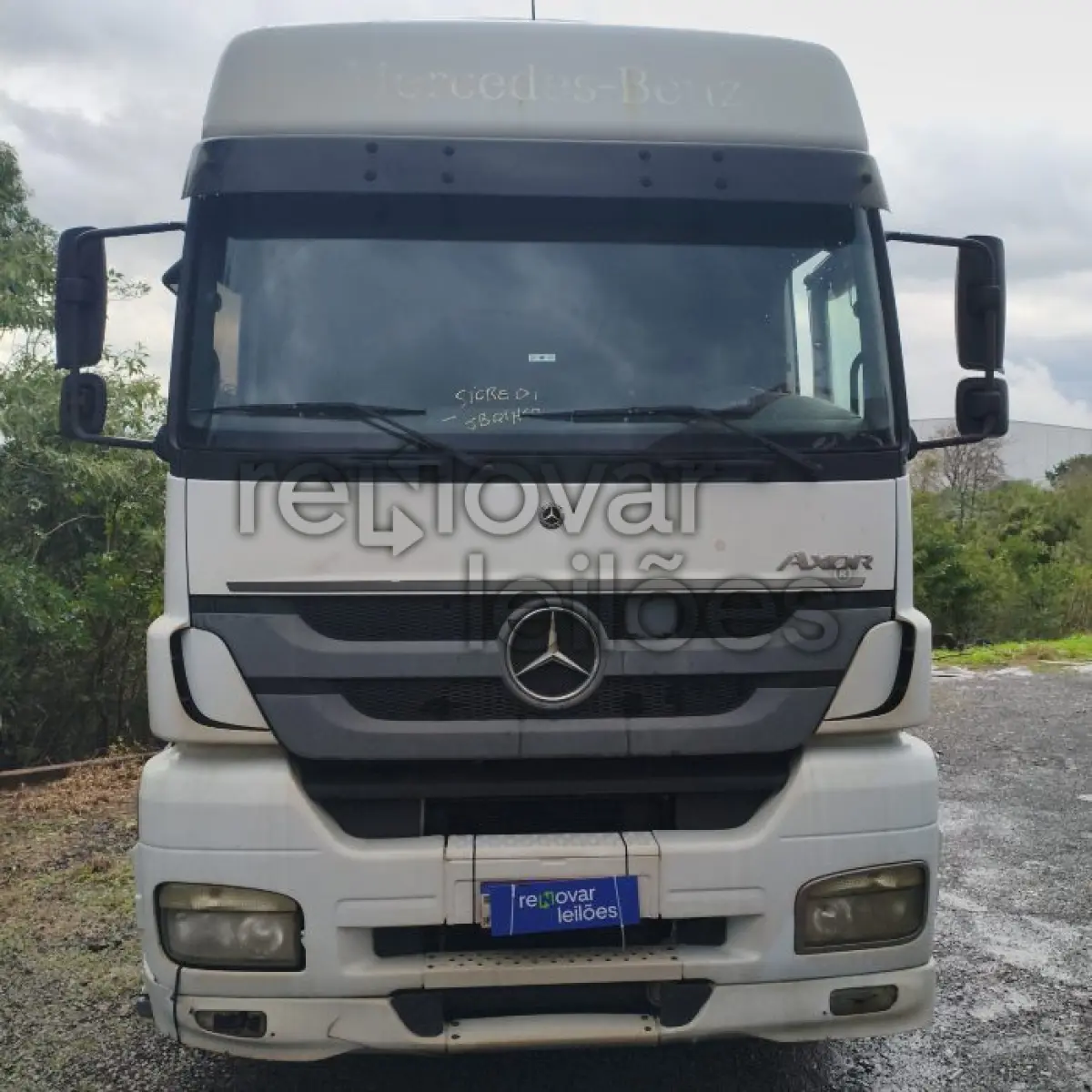 LOTE 013 - MERCEDES BENZ AXOR 2041 S - ANO 2022/2022 - COMPLETO - SICREDI CAMINHO DAS AGUAS - INDICIO DE SINISTRO E PASSAGEM POR LEILÃO - DEPOSITADO EM IJUI/RS
