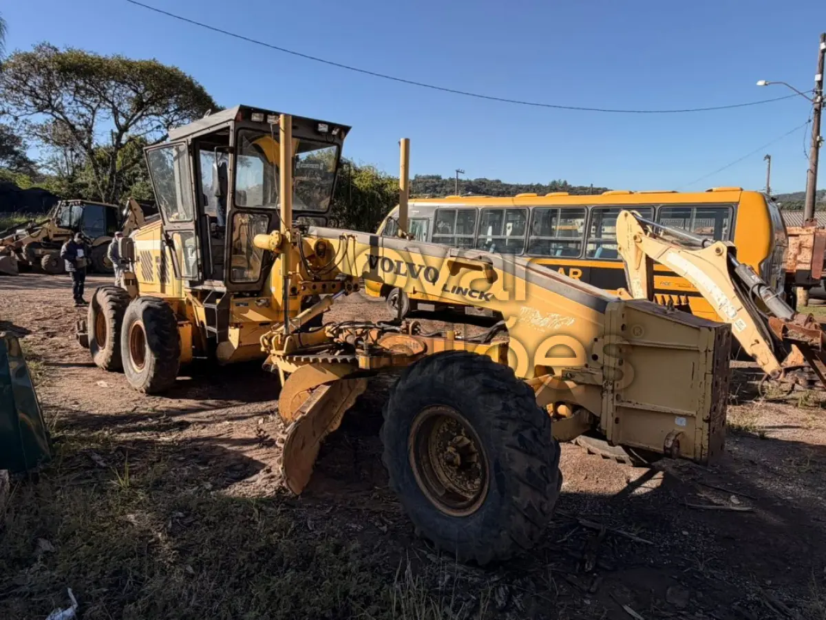 LOTE 016 - MOTONIVELADORA VOLVO G710 / ANO 2001