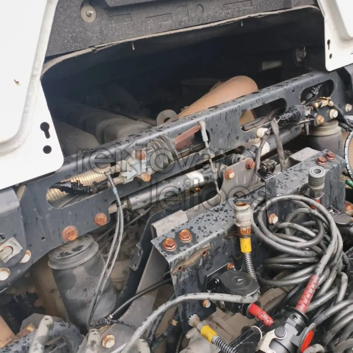 LOTE 013 - MERCEDES BENZ AXOR 2041 S - ANO 2022/2022 - COMPLETO - SICREDI CAMINHO DAS AGUAS - INDICIO DE SINISTRO E PASSAGEM POR LEILÃO - DEPOSITADO EM IJUI/RS
