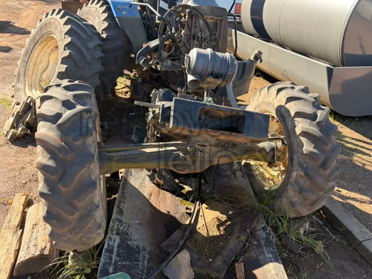 LOTE 021 - TRATOR NEW HOLLAND TL
