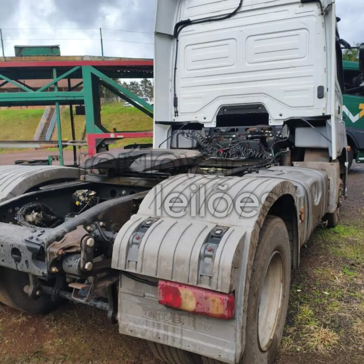 LOTE 013 - MERCEDES BENZ AXOR 2041 S - ANO 2022/2022 - COMPLETO - SICREDI CAMINHO DAS AGUAS - INDICIO DE SINISTRO E PASSAGEM POR LEILÃO - DEPOSITADO EM IJUI/RS