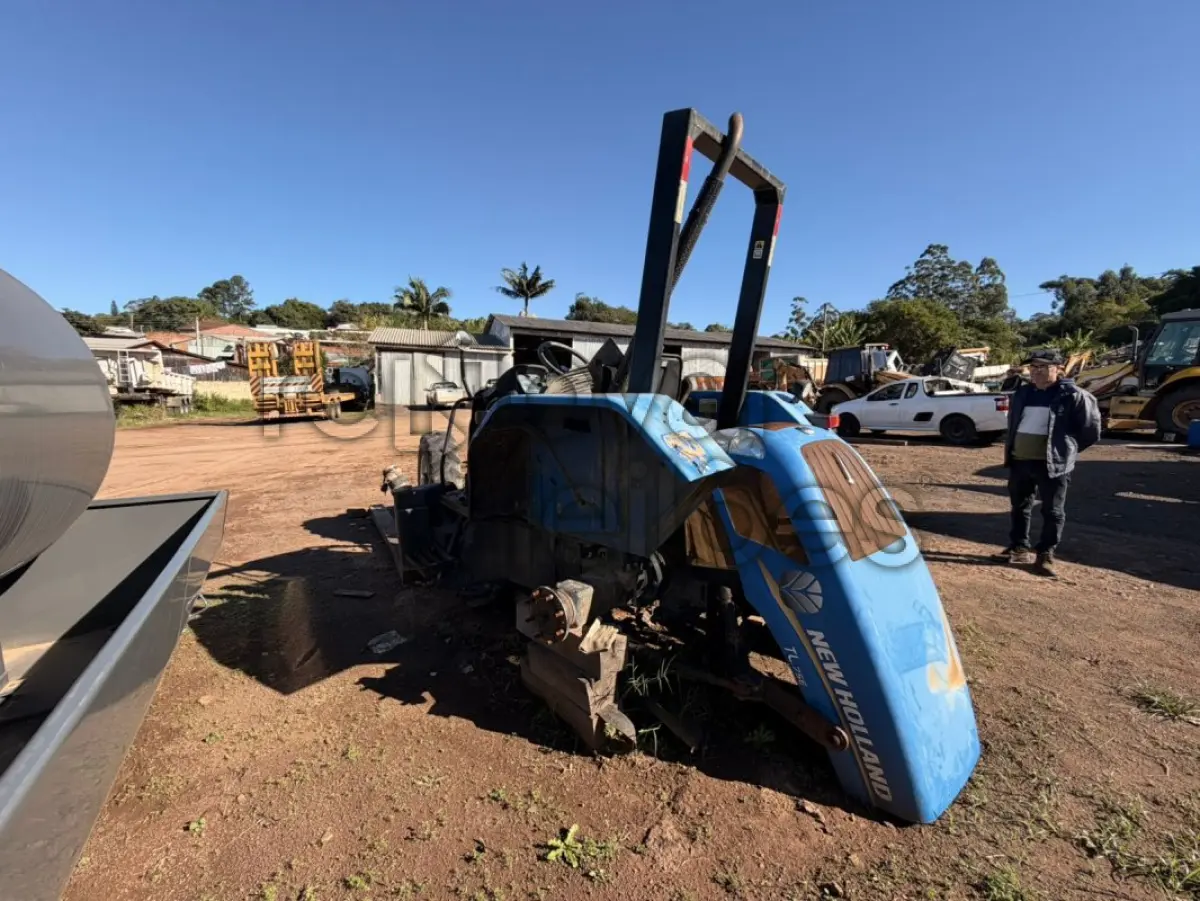 LOTE 021 - TRATOR NEW HOLLAND TL