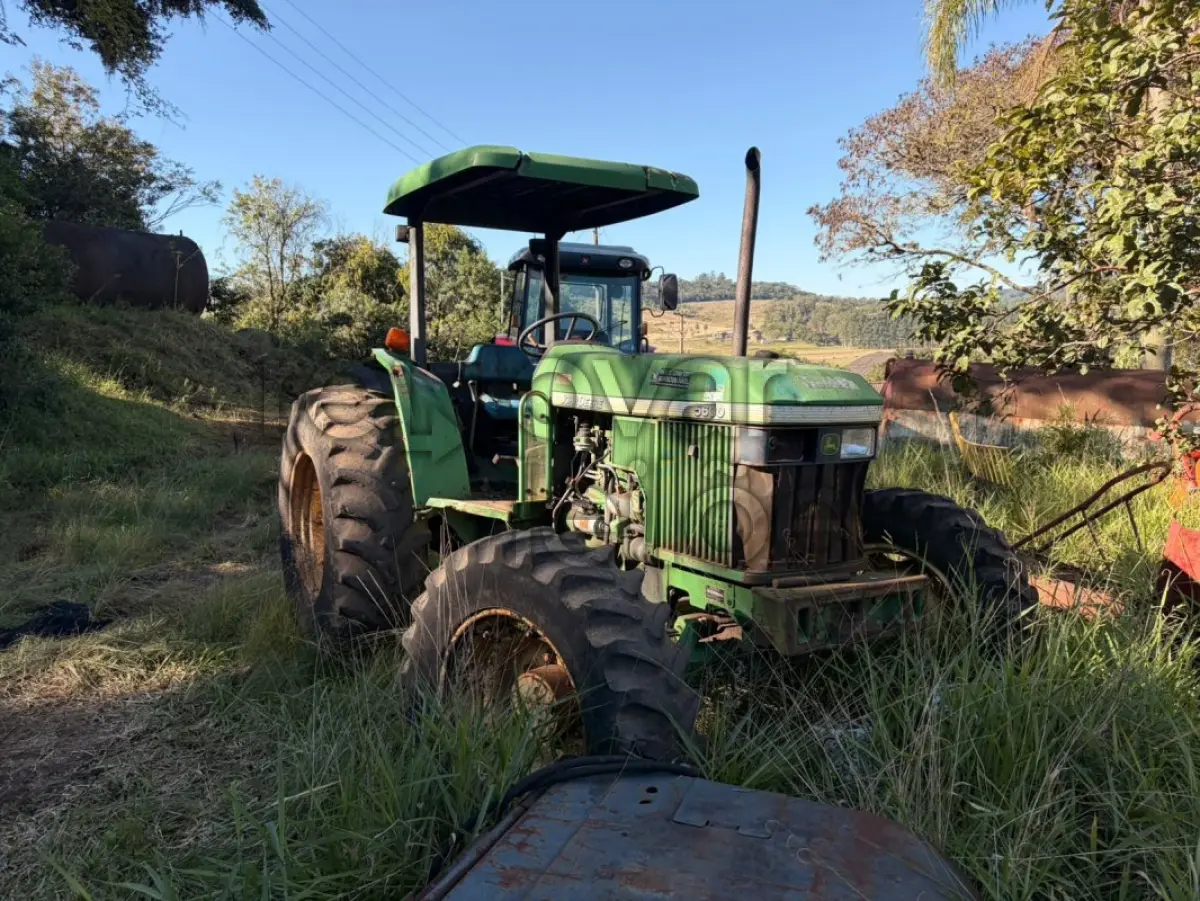 LOTE 026 - TRATOR JOHN DEERE 5600 / ANO 2002