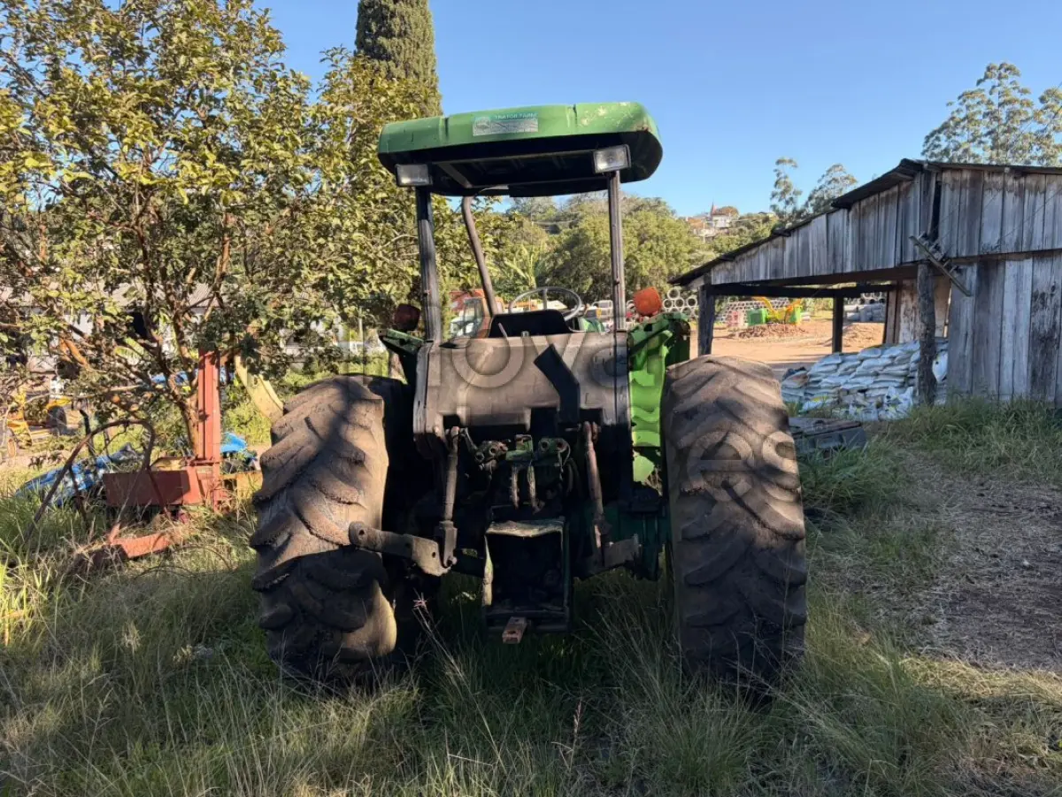 LOTE 026 - TRATOR JOHN DEERE 5600 / ANO 2002