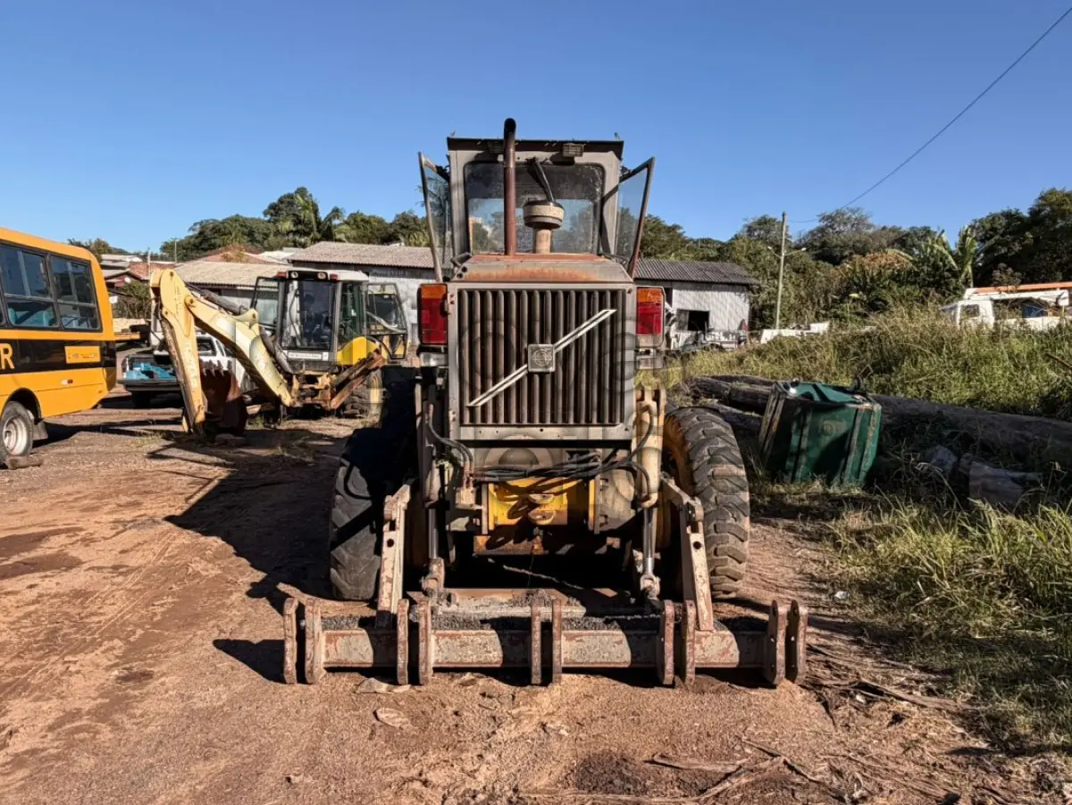 LOTE 016 - MOTONIVELADORA VOLVO G710 / ANO 2001