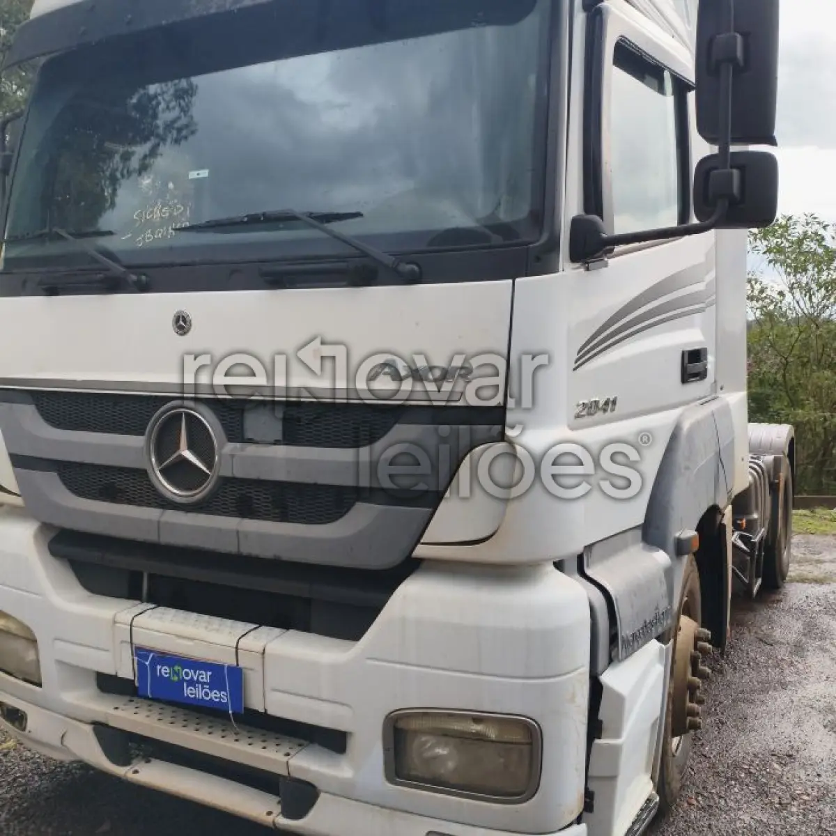 LOTE 013 - MERCEDES BENZ AXOR 2041 S - ANO 2022/2022 - COMPLETO - SICREDI CAMINHO DAS AGUAS - INDICIO DE SINISTRO E PASSAGEM POR LEILÃO - DEPOSITADO EM IJUI/RS