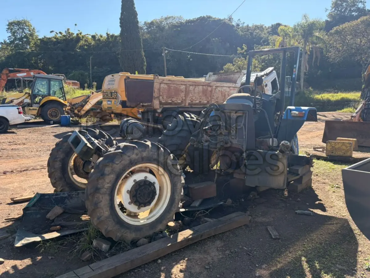 LOTE 021 - TRATOR NEW HOLLAND TL