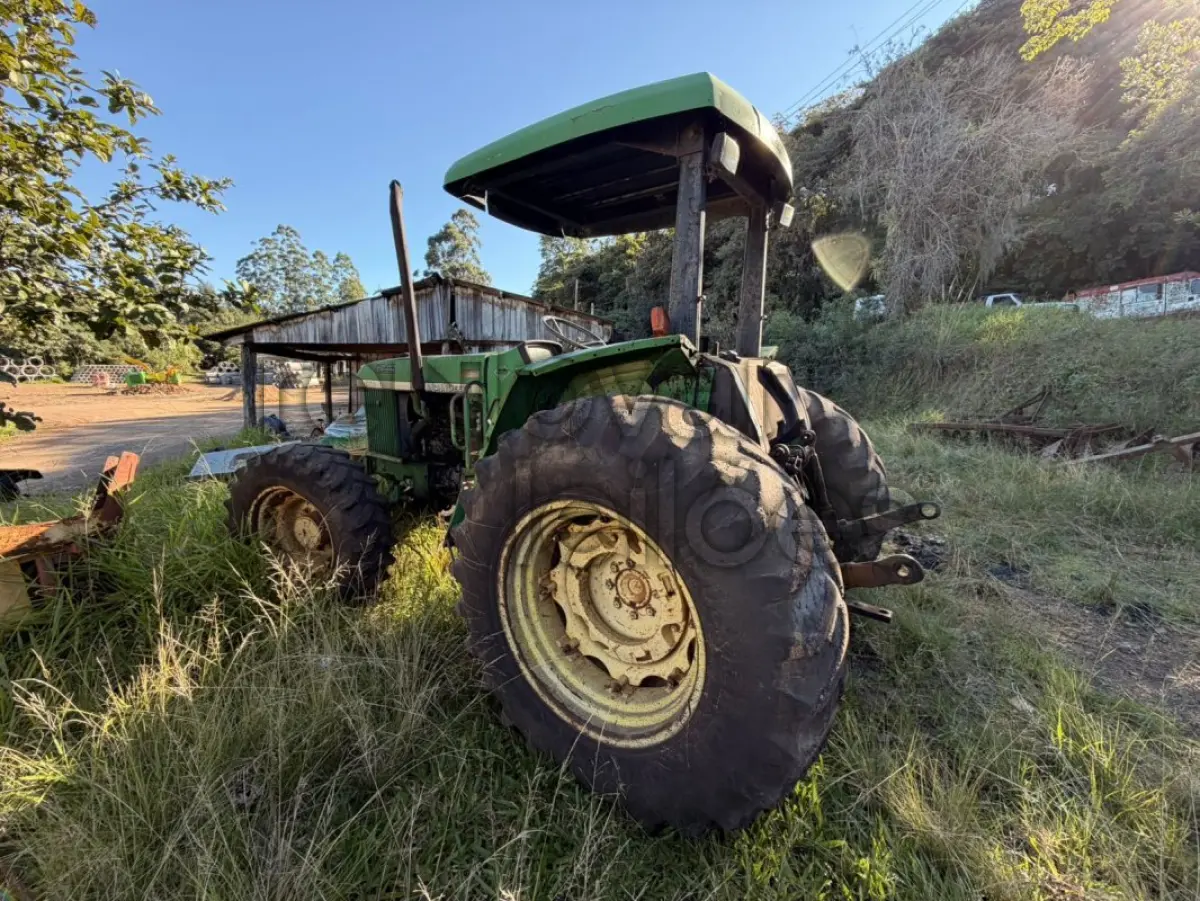 LOTE 026 - TRATOR JOHN DEERE 5600 / ANO 2002