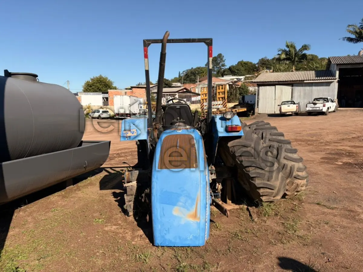 LOTE 021 - TRATOR NEW HOLLAND TL