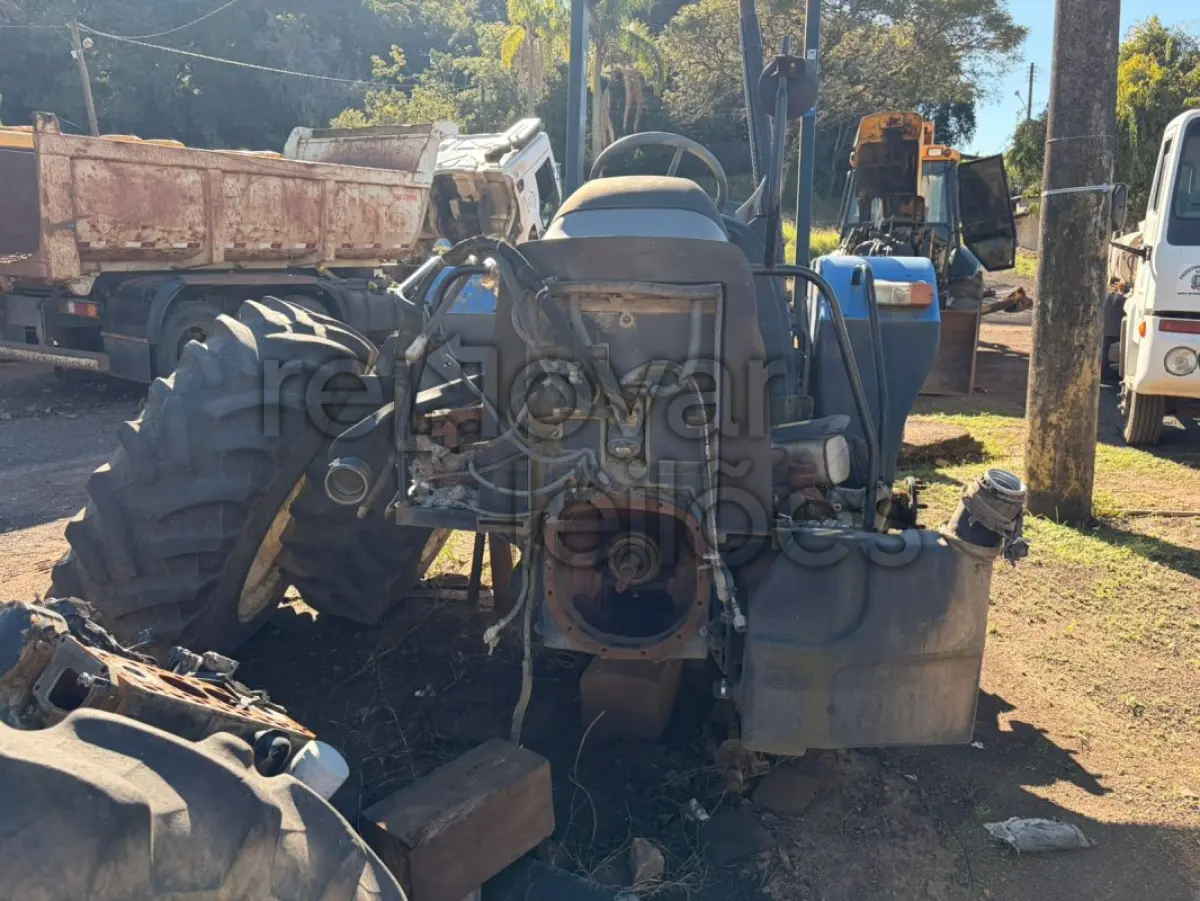 LOTE 021 - TRATOR NEW HOLLAND TL