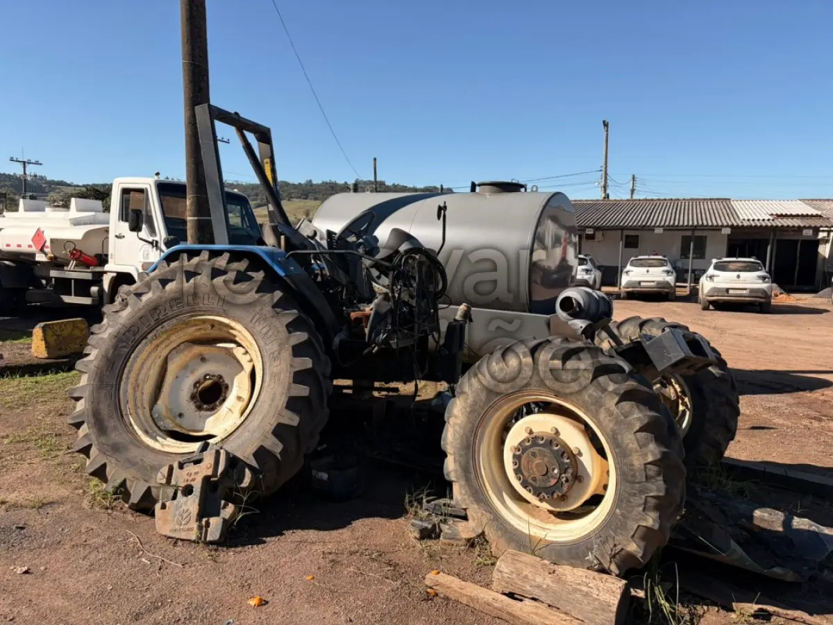 LOTE 021 - TRATOR NEW HOLLAND TL