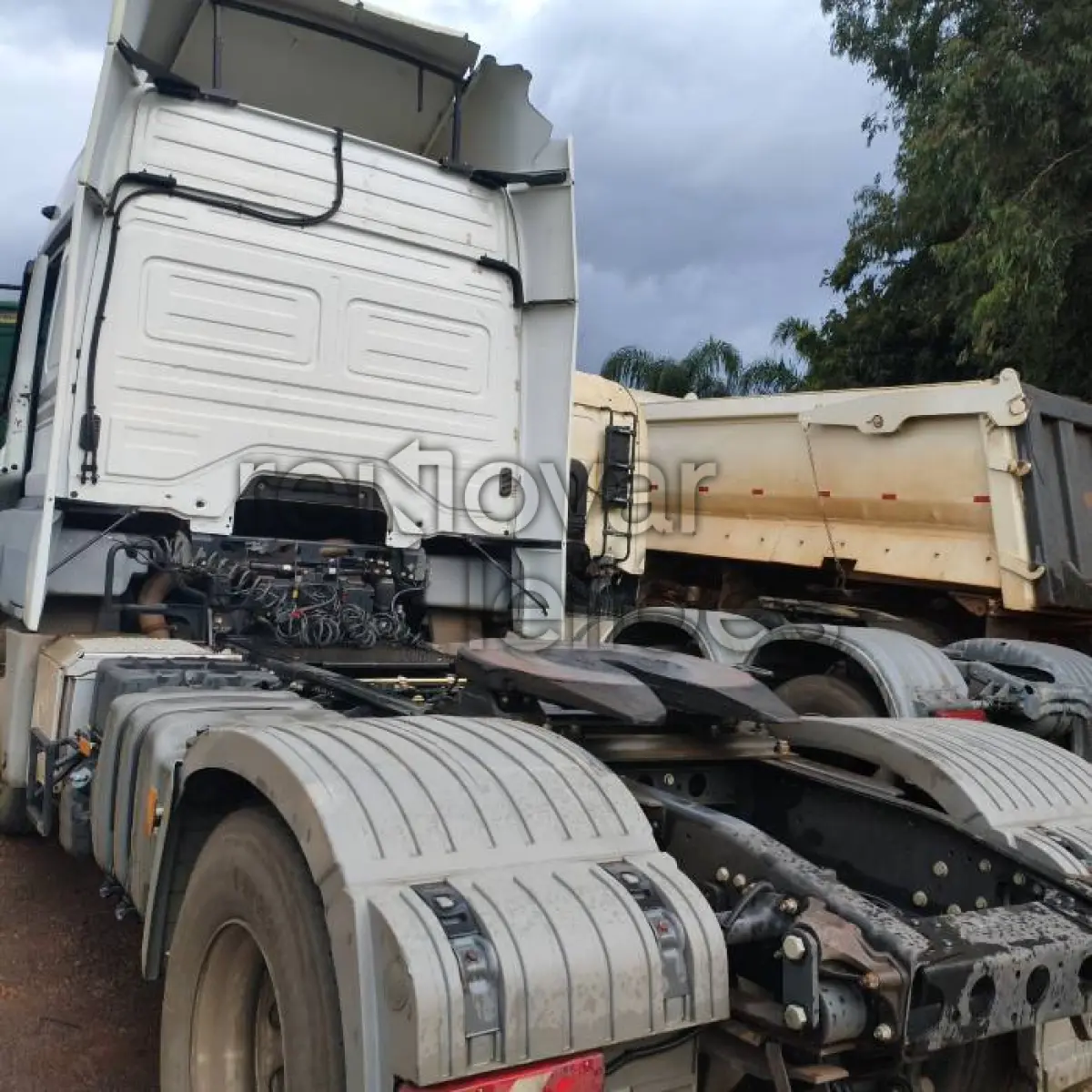 LOTE 013 - MERCEDES BENZ AXOR 2041 S - ANO 2022/2022 - COMPLETO - SICREDI CAMINHO DAS AGUAS - INDICIO DE SINISTRO E PASSAGEM POR LEILÃO - DEPOSITADO EM IJUI/RS