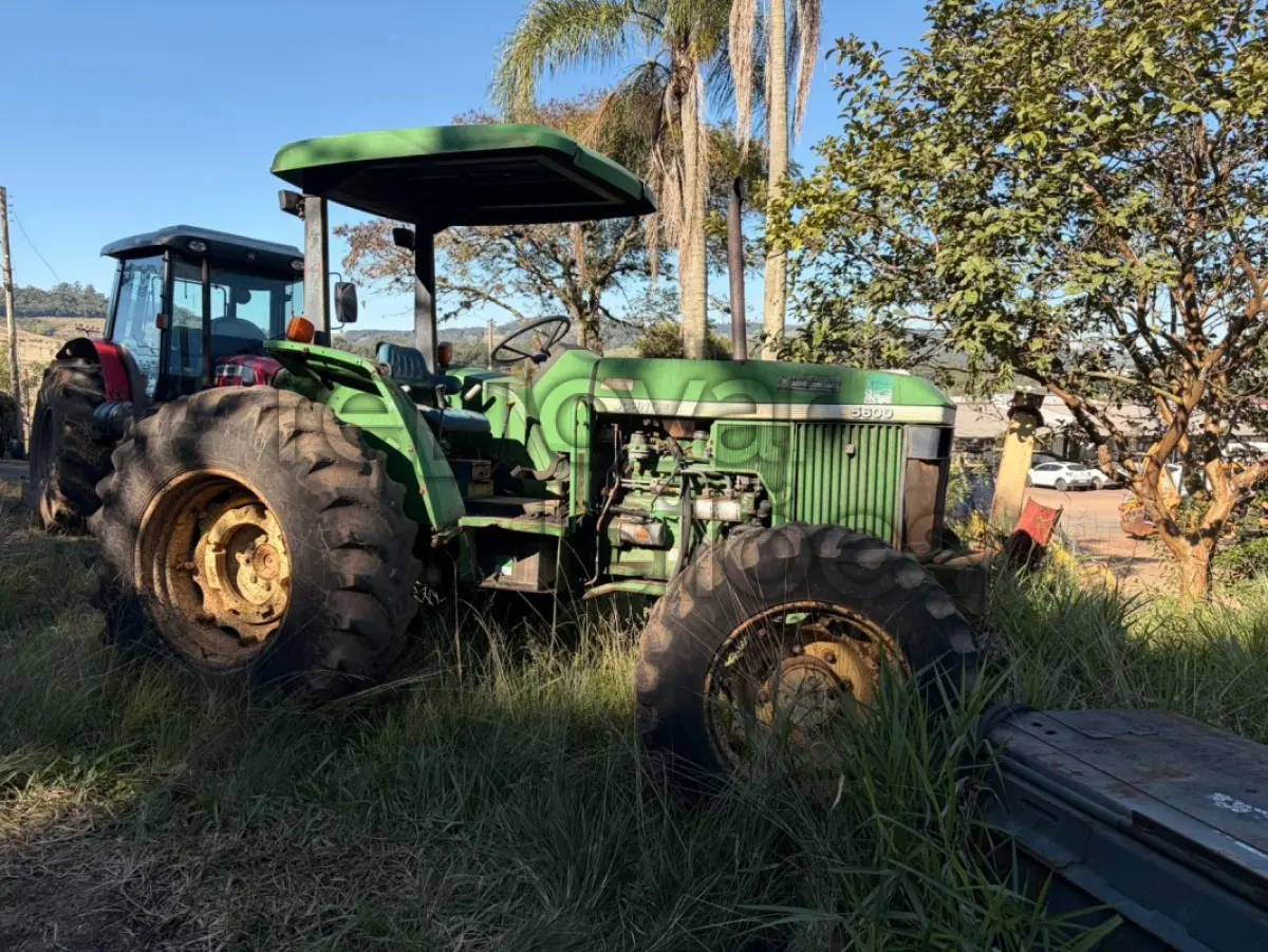 LOTE 026 - TRATOR JOHN DEERE 5600 / ANO 2002