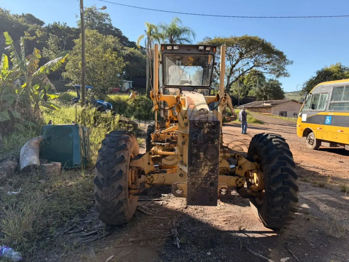 LOTE 016 - MOTONIVELADORA VOLVO G710 / ANO 2001