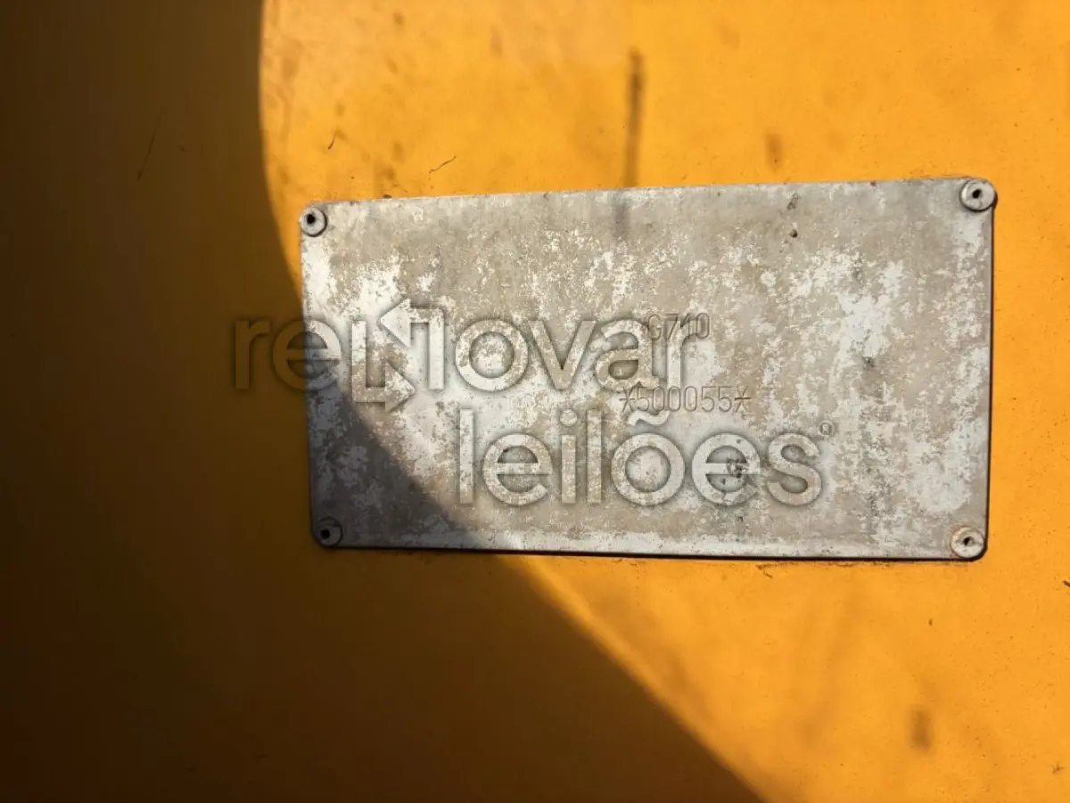 LOTE 016 - MOTONIVELADORA VOLVO G710 / ANO 2001