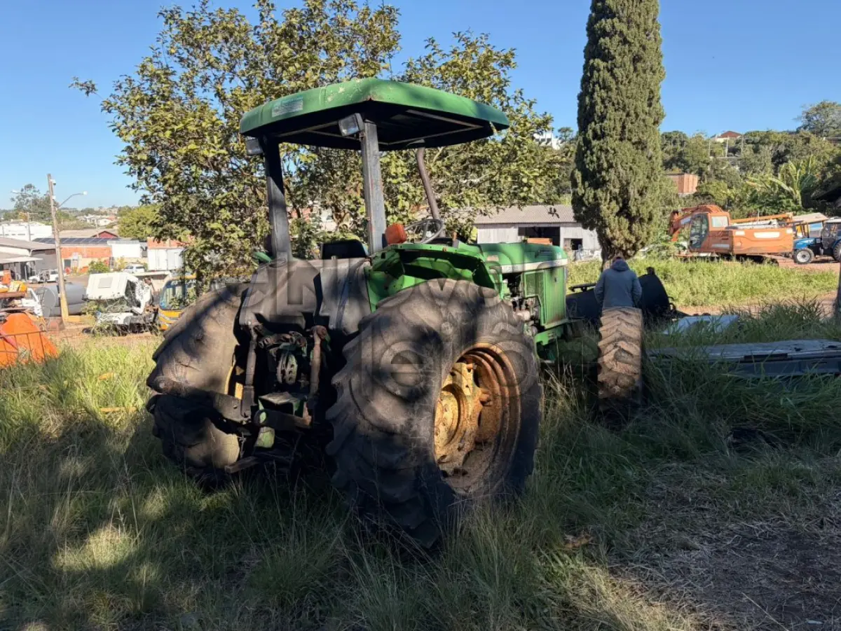 LOTE 026 - TRATOR JOHN DEERE 5600 / ANO 2002