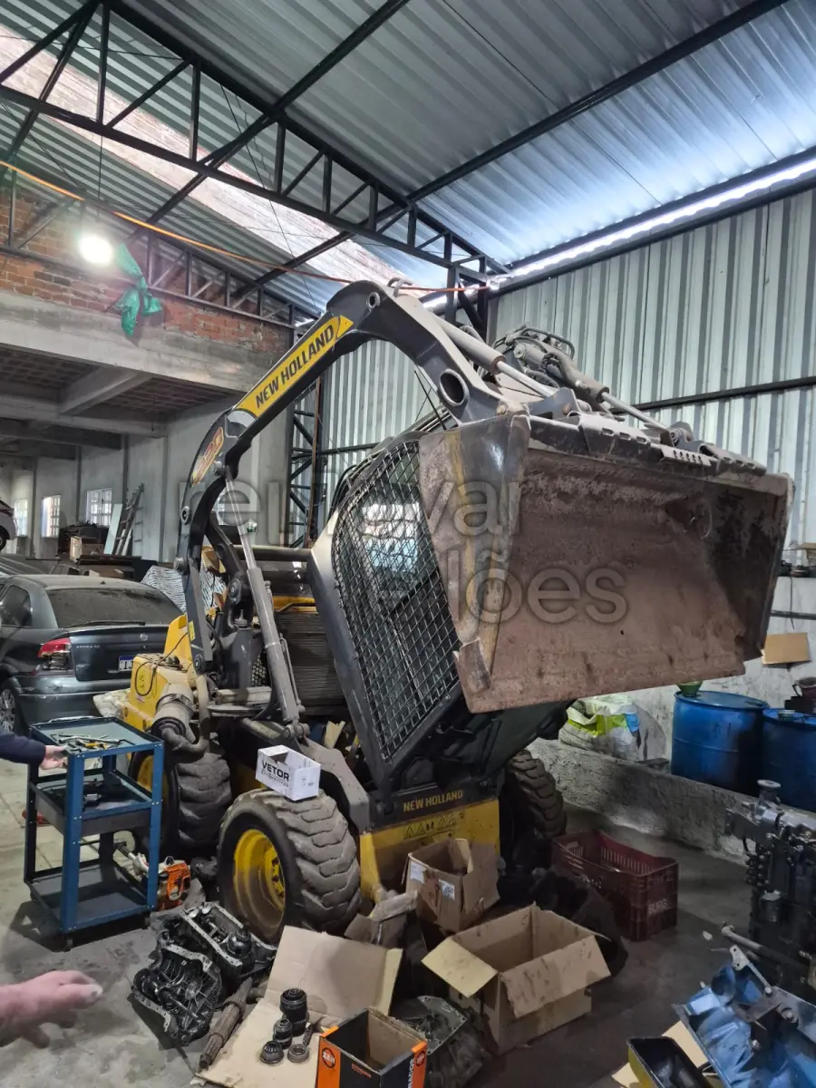 LOTE 004 - MINICARREGADEIRA NEW HOLLAND L200