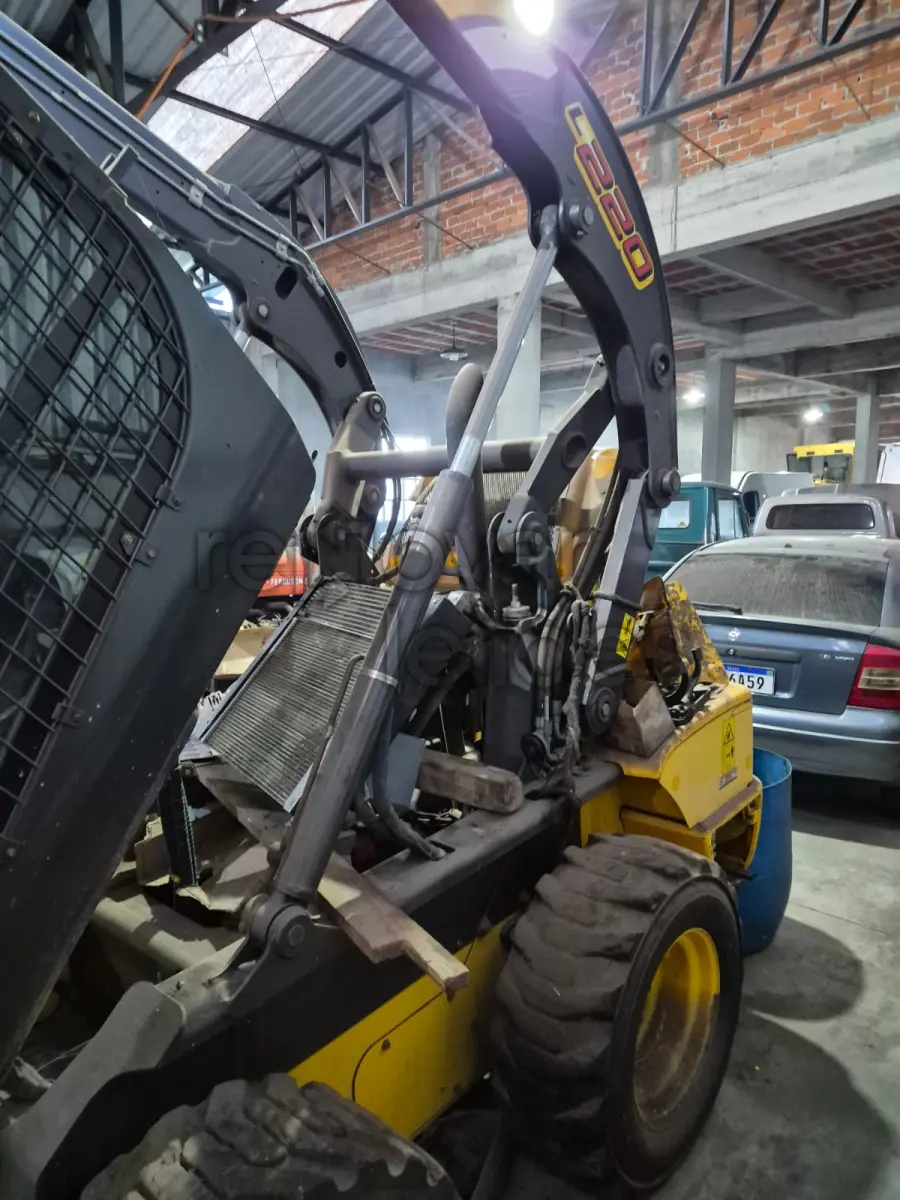LOTE 004 - MINICARREGADEIRA NEW HOLLAND L200