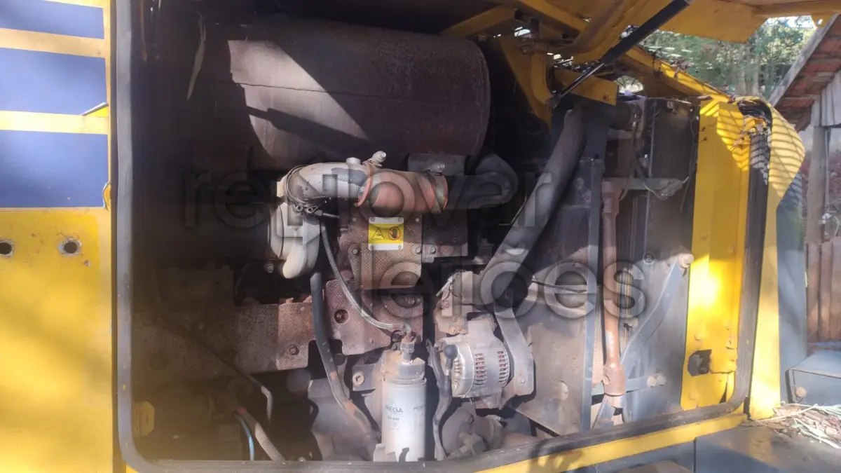 LOTE 002 - CARREGADEIRA KOMATSU WA 200