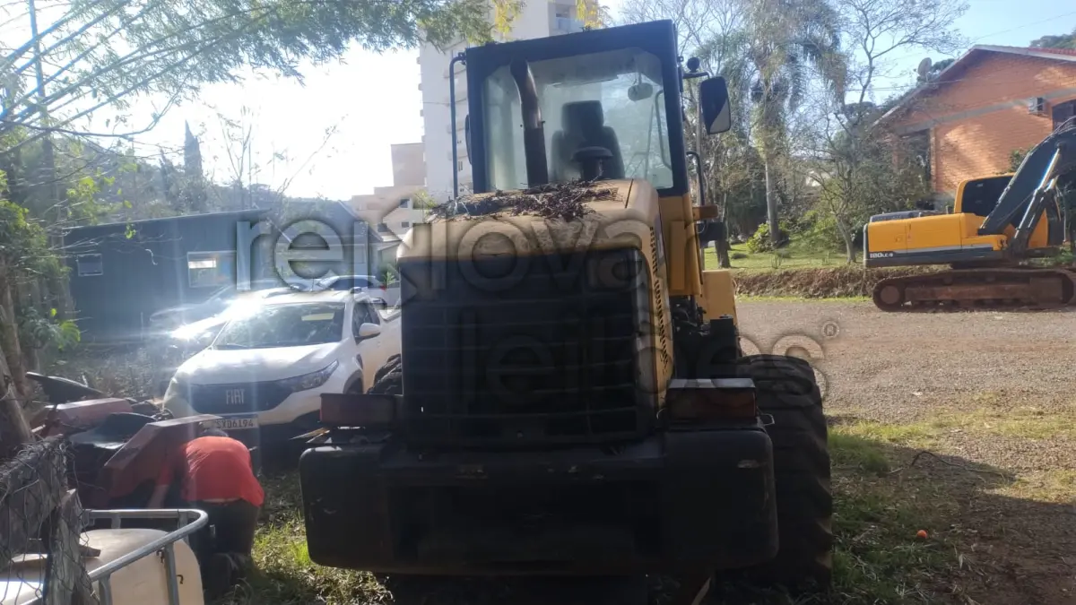 LOTE 002 - CARREGADEIRA KOMATSU WA 200