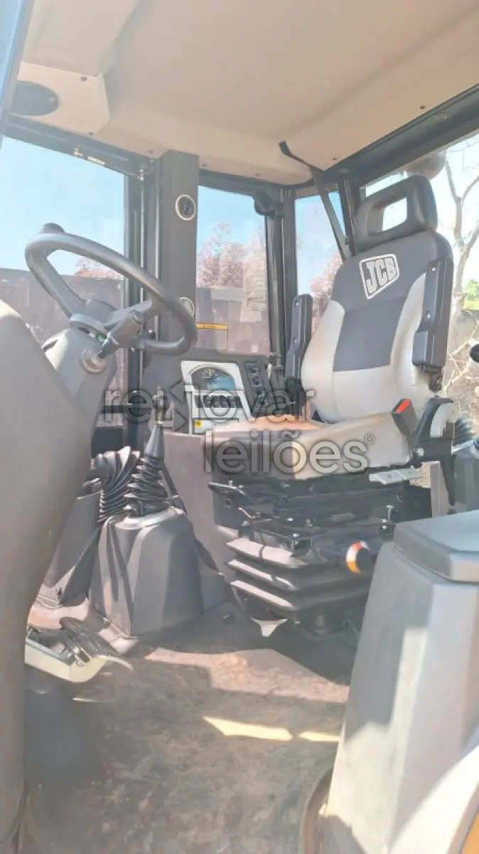 LOTE 001 - RETROESCAVADEIRA/JCB 3CX - ANO 2024/2024 - SICREDI CAMPO GRANDE - DEPOSITADO EM CAMPO GRANDE/MS
