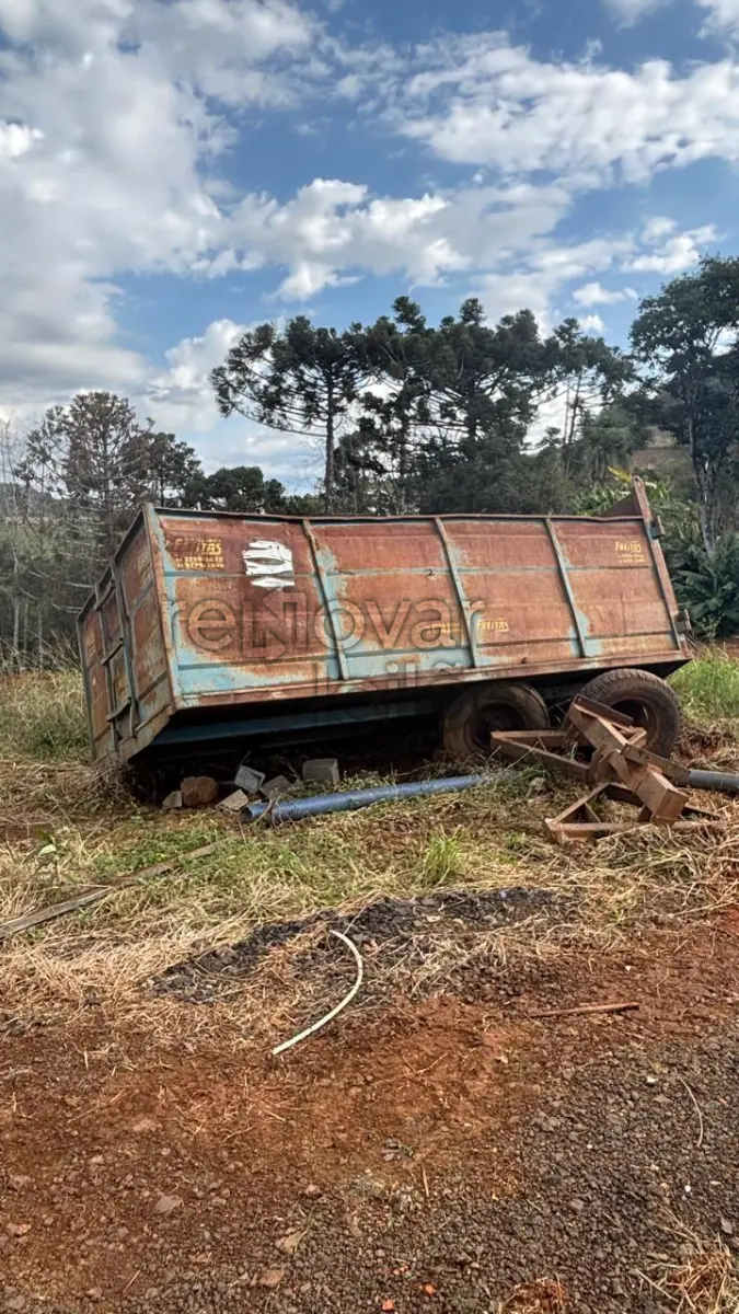 LOTE 019 - CARRETA BASCULANTE