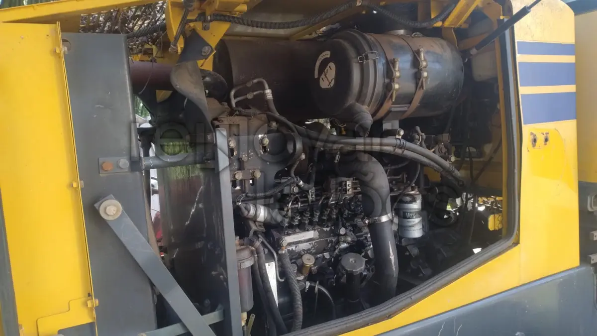 LOTE 002 - CARREGADEIRA KOMATSU WA 200