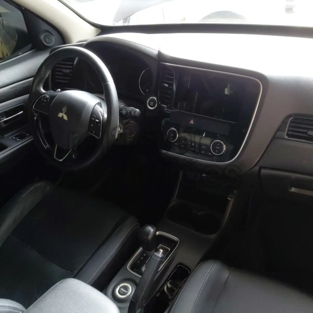 LOTE 022 - MITSUBISHI OUTLANDER 3.0 GT - ANO 2015/2016 - COMPLETO - SICREDI BOTUCARAÍ - DEPOSITADO EM SANTO ÂNGELO/RS