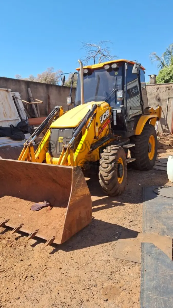LOTE 001 - RETROESCAVADEIRA/JCB 3CX - ANO 2024/2024 - SICREDI CAMPO GRANDE - DEPOSITADO EM CAMPO GRANDE/MS