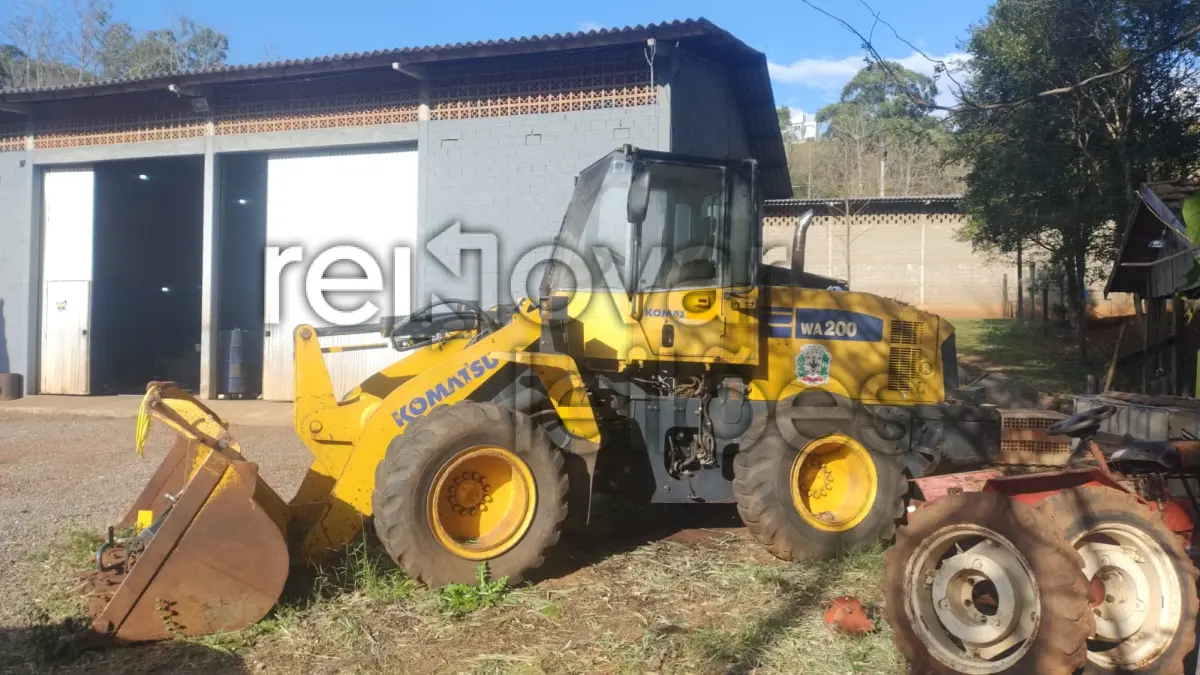LOTE 002 - CARREGADEIRA KOMATSU WA 200