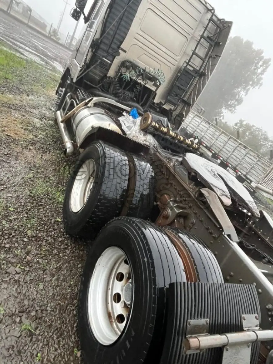 LOTE 002 - VOLVO/FH 440 6X2T - ANO 2009/2010 - CRESOL CONFIANÇA - DEPOSITADO EM SANTO ÂNGELO/RS