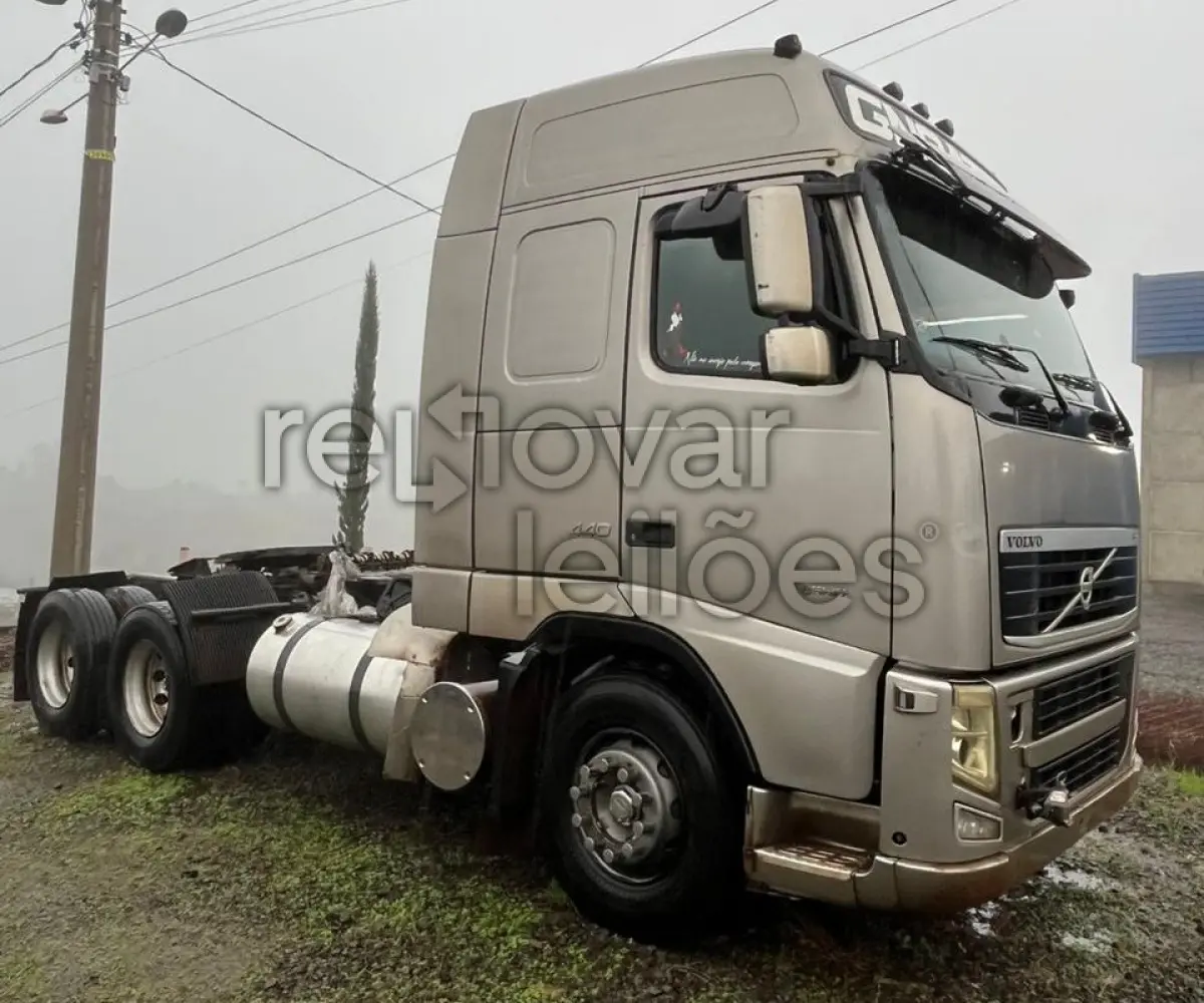 LOTE 002 - VOLVO/FH 440 6X2T - ANO 2009/2010 - CRESOL CONFIANÇA - DEPOSITADO EM SANTO ÂNGELO/RS