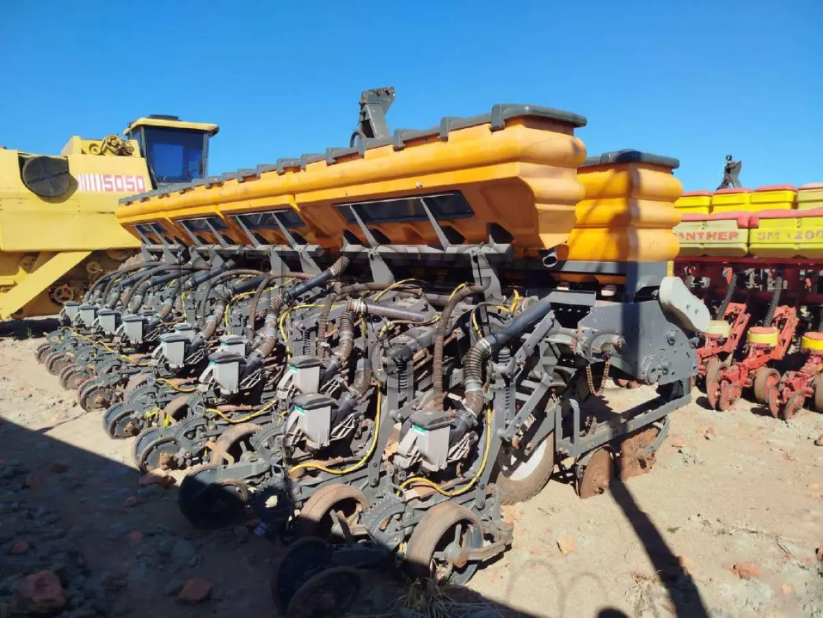 LOTE 005 - PLANTADEIRA/VALTRA BP1709 COM 02 PULVERIZADOR DE SULCO 300L - ANO 2022/2023 - SICREDI CAMPO GRANDE - DEPOSITADO EM CAMPO GRANDE/MS