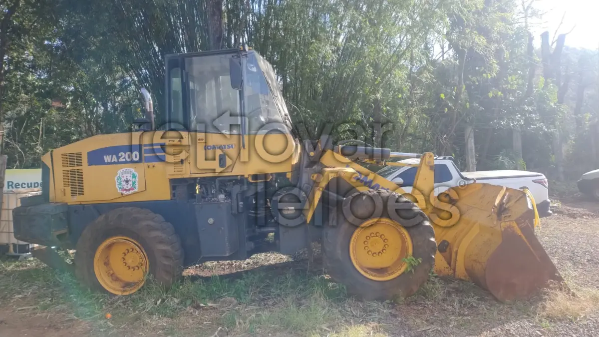 LOTE 002 - CARREGADEIRA KOMATSU WA 200