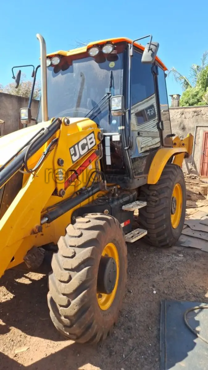 LOTE 001 - RETROESCAVADEIRA/JCB 3CX - ANO 2024/2024 - SICREDI CAMPO GRANDE - DEPOSITADO EM CAMPO GRANDE/MS