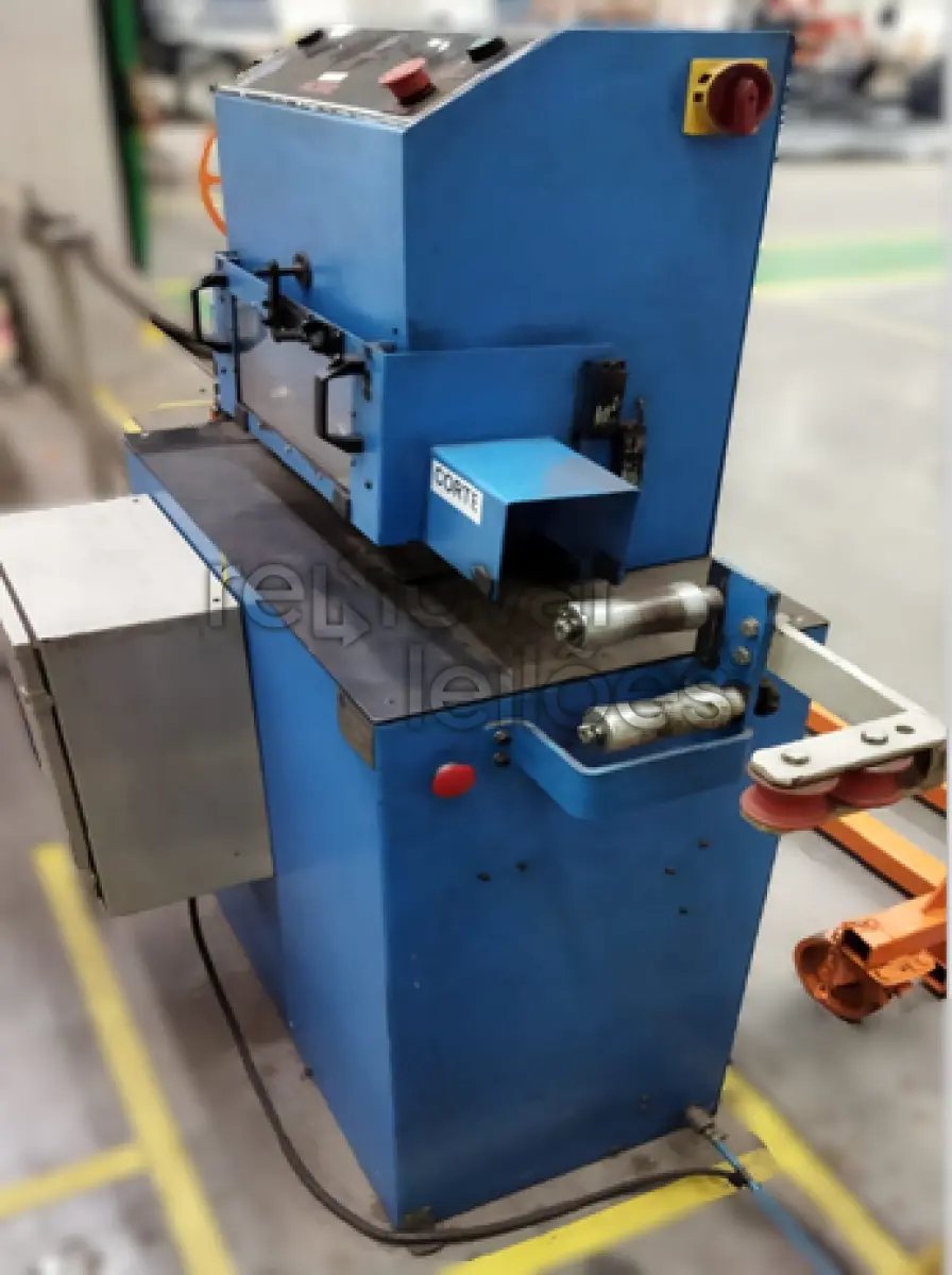 LOTE 006 - MÁQUINA DE CORTE MC3002