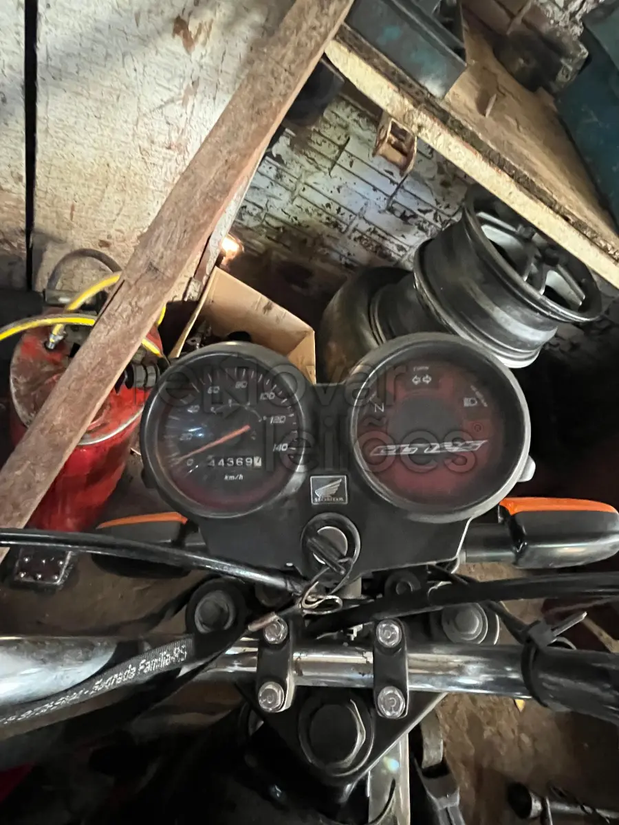 LOTE 007 - MOTOCICLETA HONDA/CG 125 FAN KS ANO/MODELO 2011/2012, DEPOSITADA COM O EXECUTADO