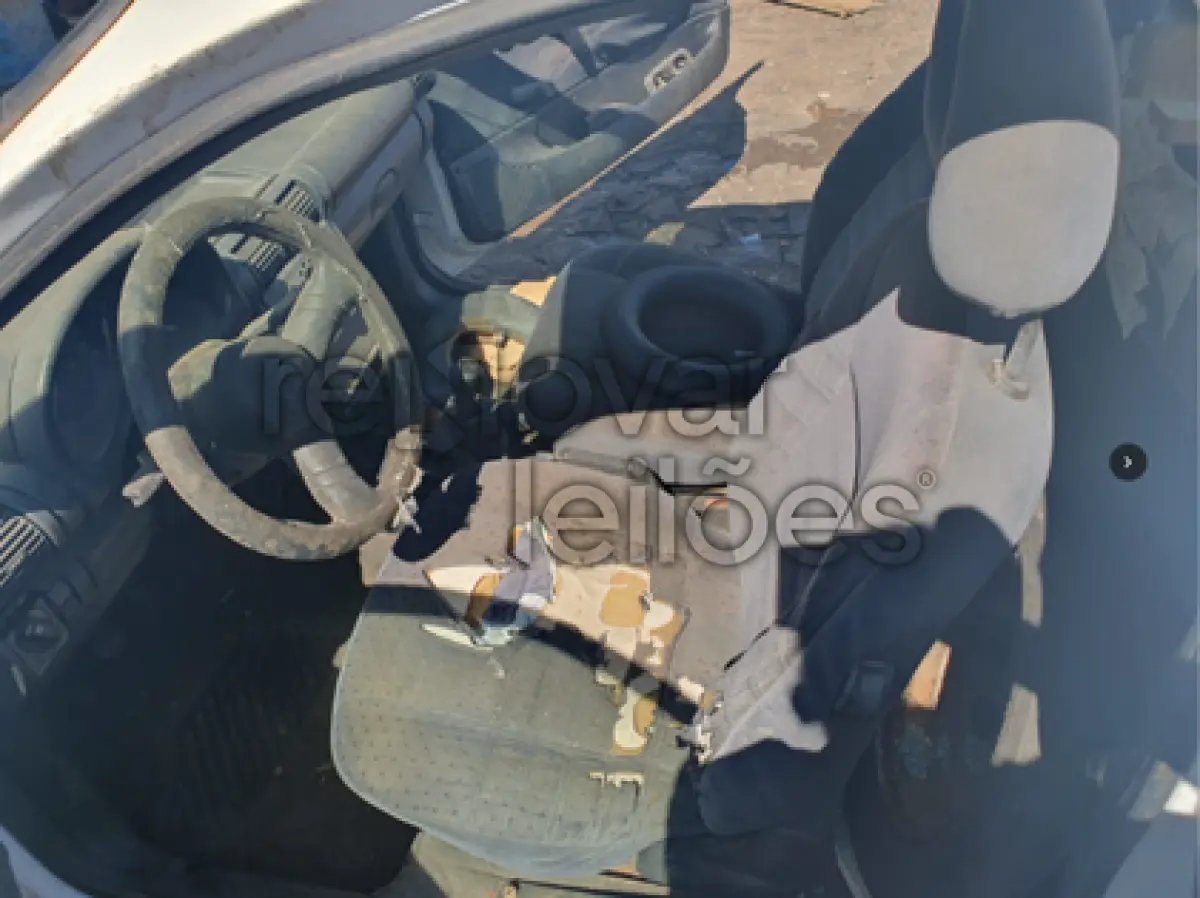 LOTE 001 - GM CORSA GL, 1999/2000, BRANCO, DEPOSITADO COM O EXECUTADO