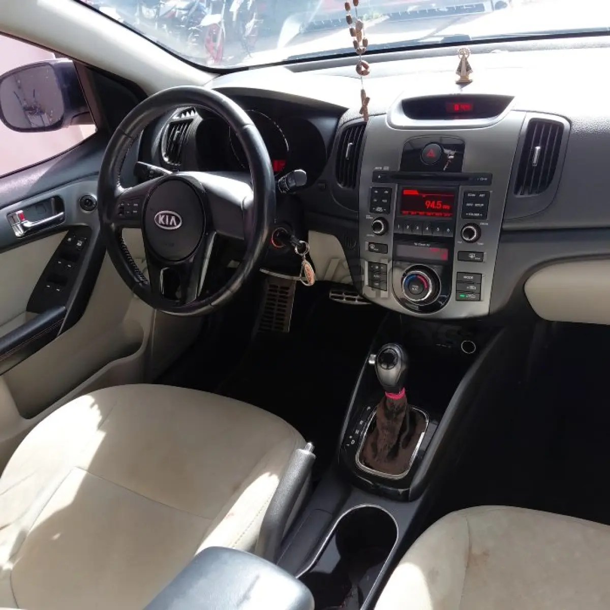 LOTE 025 - KIA CERATO SX3 - ANO 2012/2013 - COMPLETO - SICREDI RAIZES - DEPOSITADO EM SANTO ÂNGELO/RS
