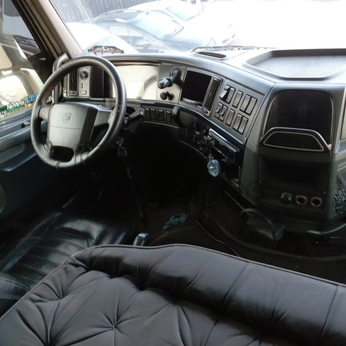 LOTE 014 - VOLVO FH 440 6X4T - ANO 2010/2011 - COMPLETO - SICREDI PLANALTO - DEPOSITADO EM SANTO ÂNGELO/RS