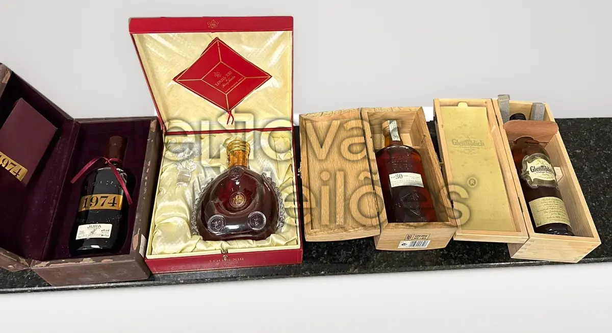 LOTE 001 - COLEÇÃO PREMIUM - CHARUTOS E WHISKIES (55 caixas)