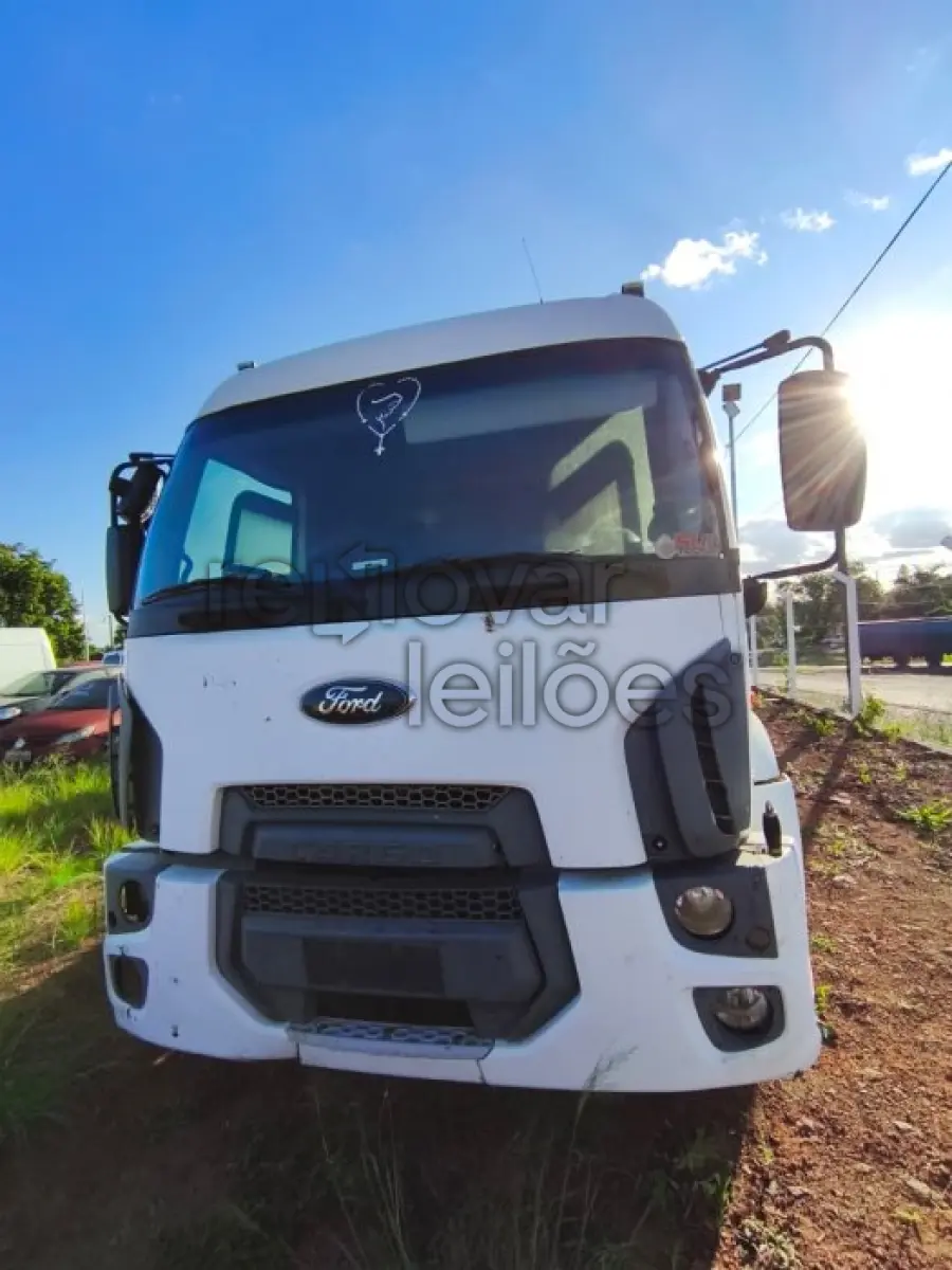 LOTE 001 - FORD CARGO 2423 L - ANO 2012/2013 - SICREDI CAMINHO DAS AGUAS - DEPOSITADO EM SANTO ÂNGELO/RS