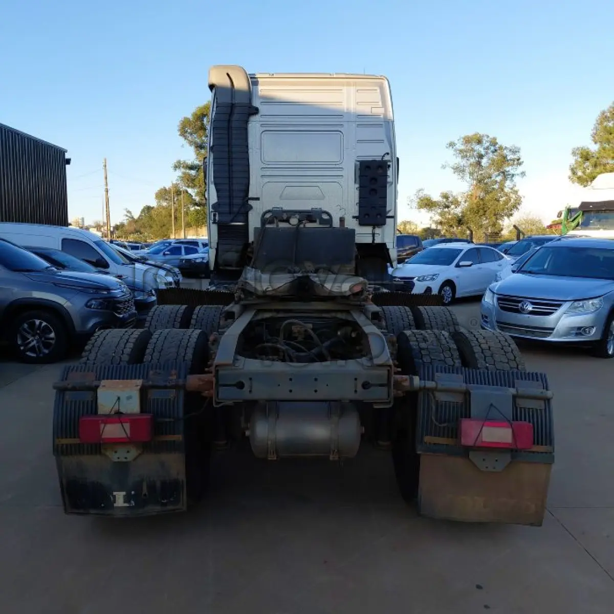 LOTE 014 - VOLVO FH 440 6X4T - ANO 2010/2011 - COMPLETO - SICREDI PLANALTO - DEPOSITADO EM SANTO ÂNGELO/RS
