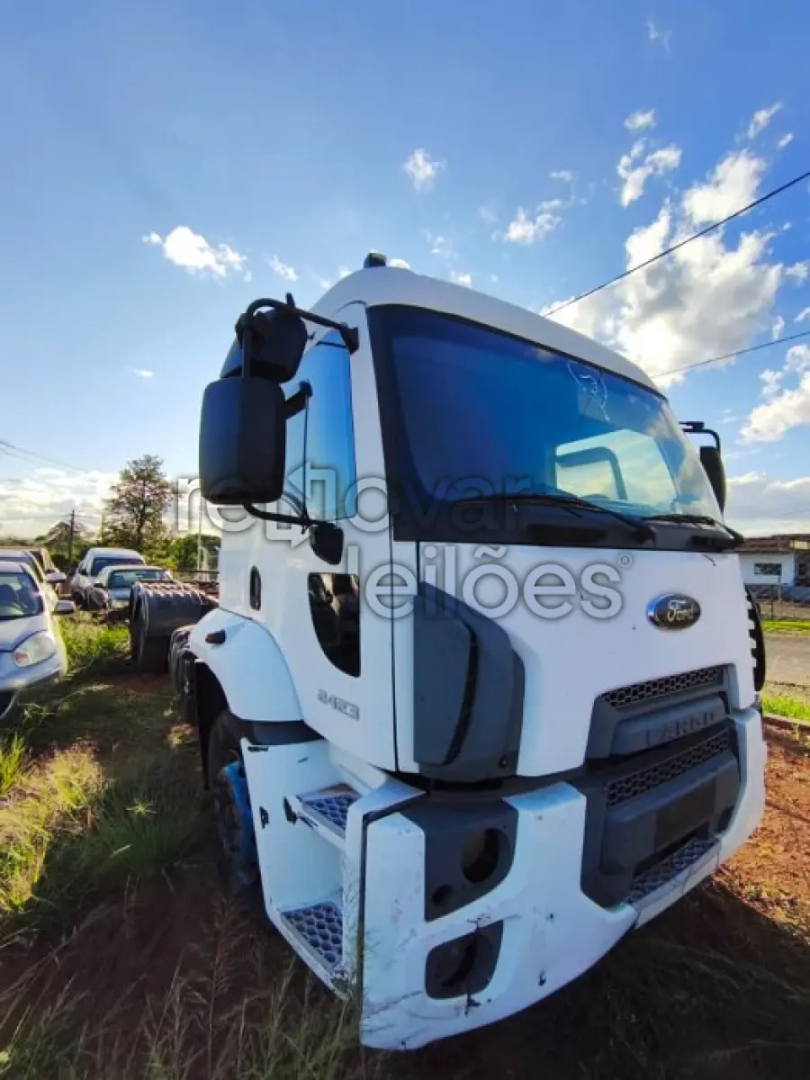 LOTE 001 - FORD CARGO 2423 L - ANO 2012/2013 - SICREDI CAMINHO DAS AGUAS - DEPOSITADO EM SANTO ÂNGELO/RS