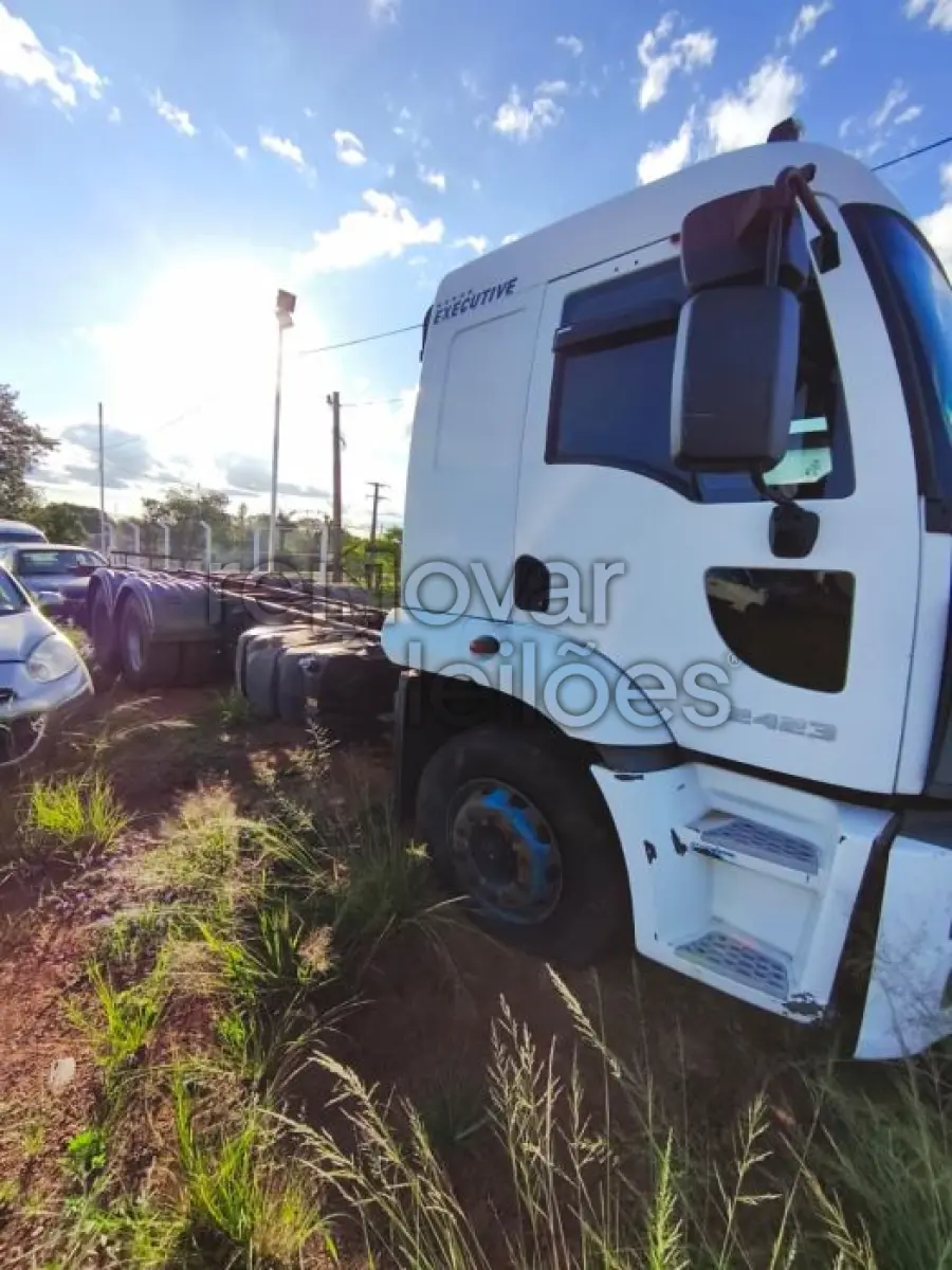LOTE 001 - FORD CARGO 2423 L - ANO 2012/2013 - SICREDI CAMINHO DAS AGUAS - DEPOSITADO EM SANTO ÂNGELO/RS