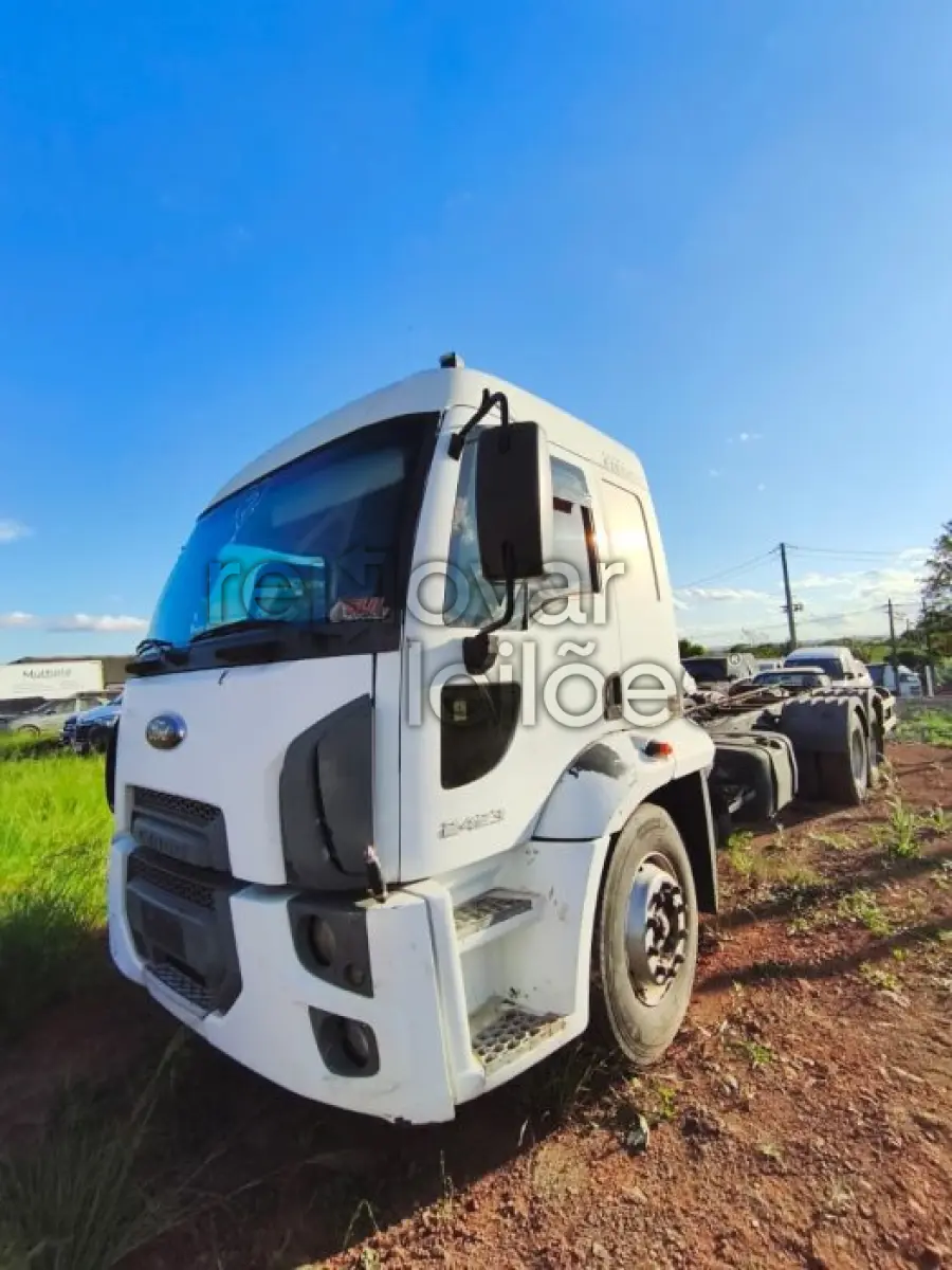 LOTE 001 - FORD CARGO 2423 L - ANO 2012/2013 - SICREDI CAMINHO DAS AGUAS - DEPOSITADO EM SANTO ÂNGELO/RS